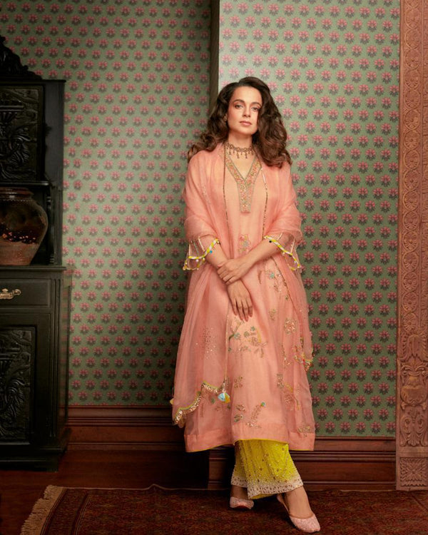 Raatkali Jutti - Classic Gold Detailing for Timeless Elegance
