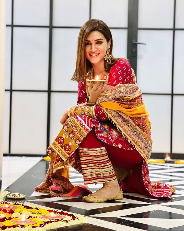 Gold Brocade Embroidered Fancy Jutti