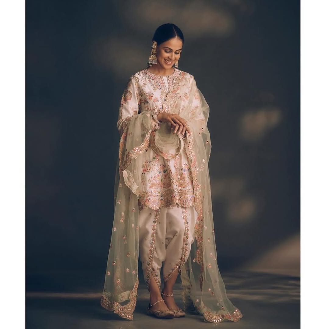 Pink Bliss Jutti - Designer Embroidered Punjabi Ladies Jutti
