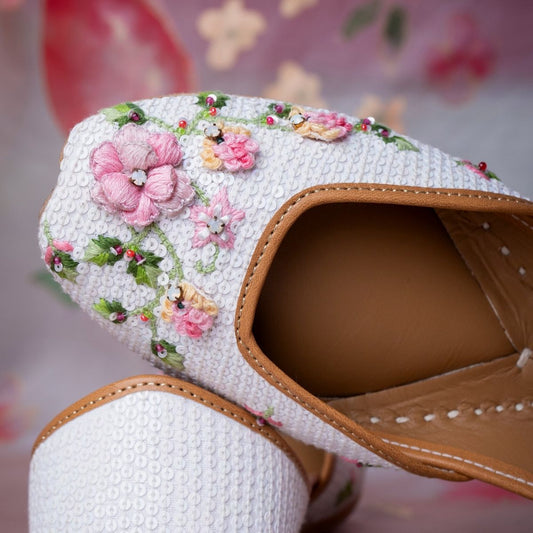 Harya White Sequin 3D Hand-Embroidered Flower Chain Jutti