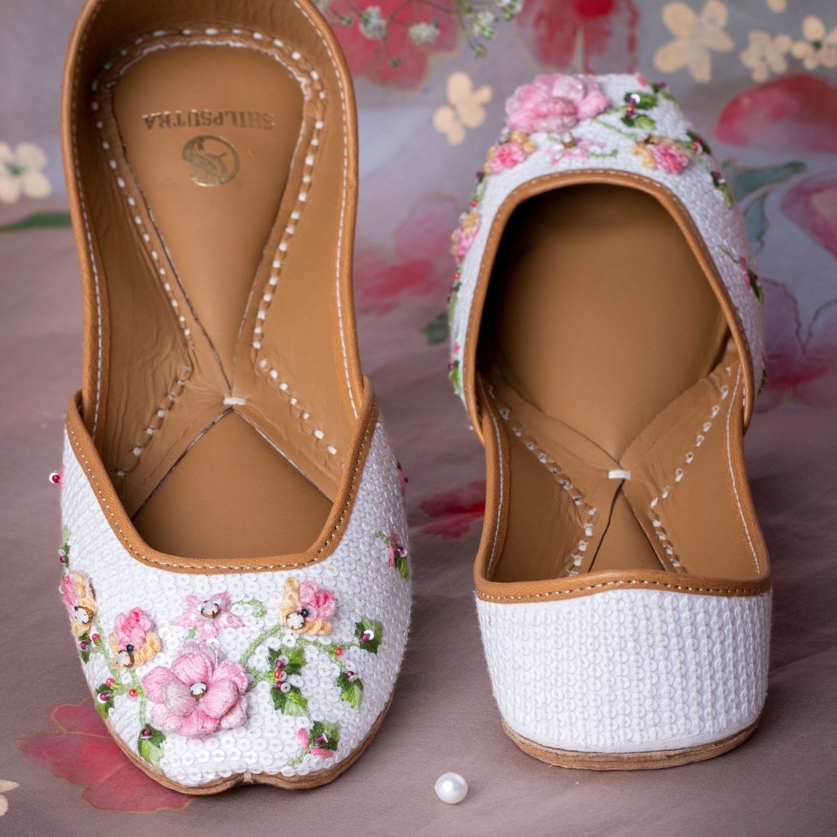 Harya White Sequin 3D Hand-Embroidered Flower Chain Jutti