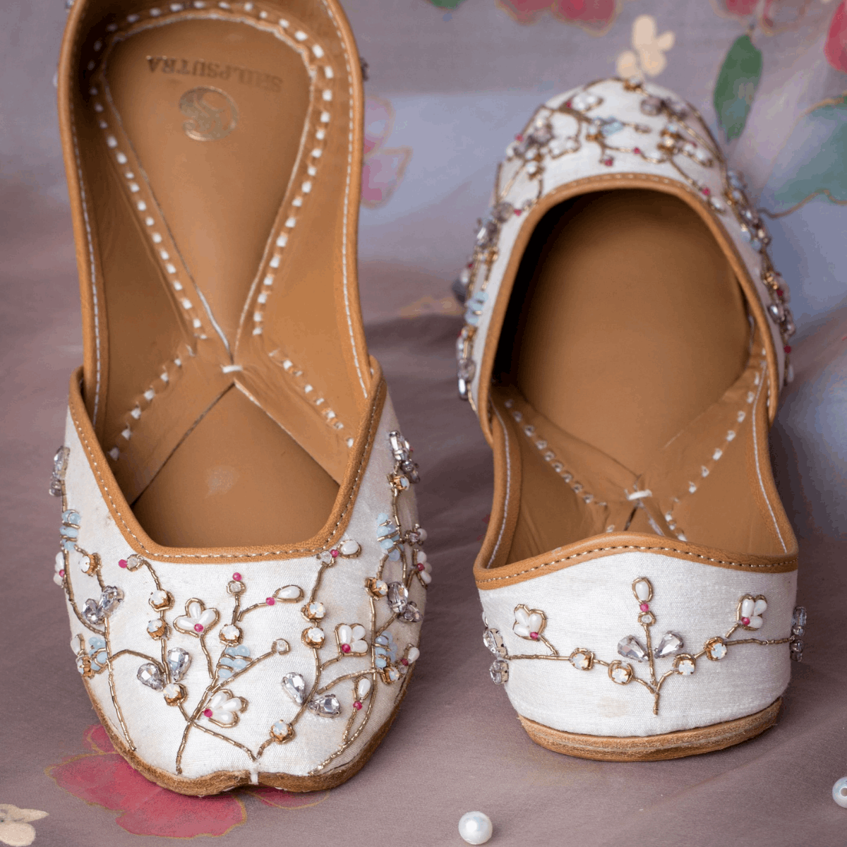Designer White Color Embroidered Ladies Punjabi Jutti