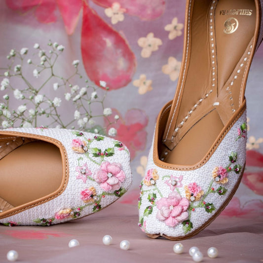 Harya White Sequin 3D Hand-Embroidered Flower Chain Jutti