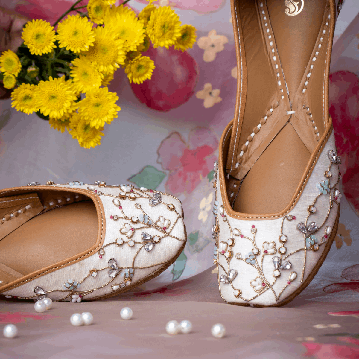 Designer White Color Embroidered Ladies Punjabi Jutti