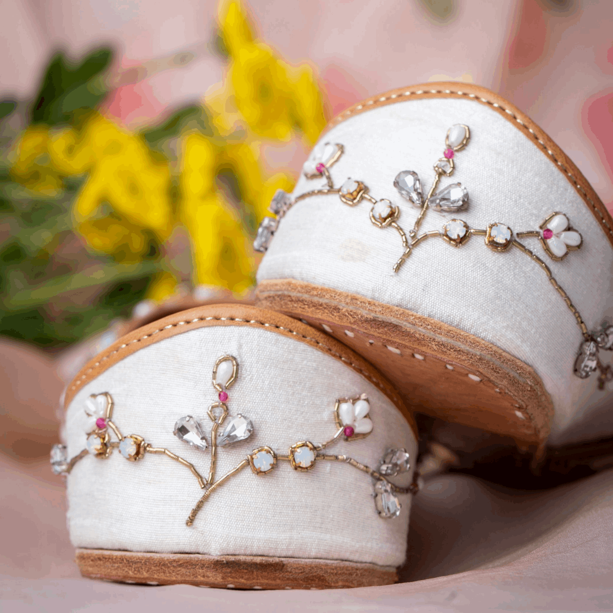 Designer White Color Embroidered Ladies Punjabi Jutti